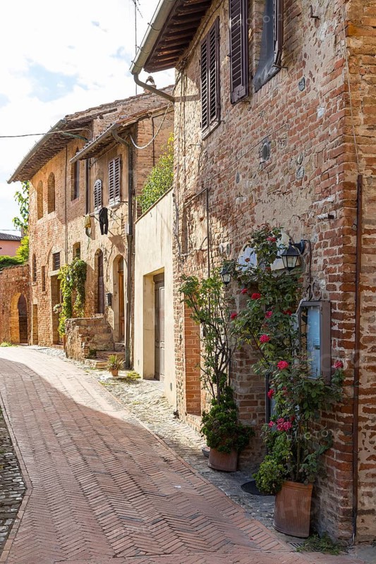 Cosy alley with houses in the medieval old town of Certaldo, Tuscany, Italy