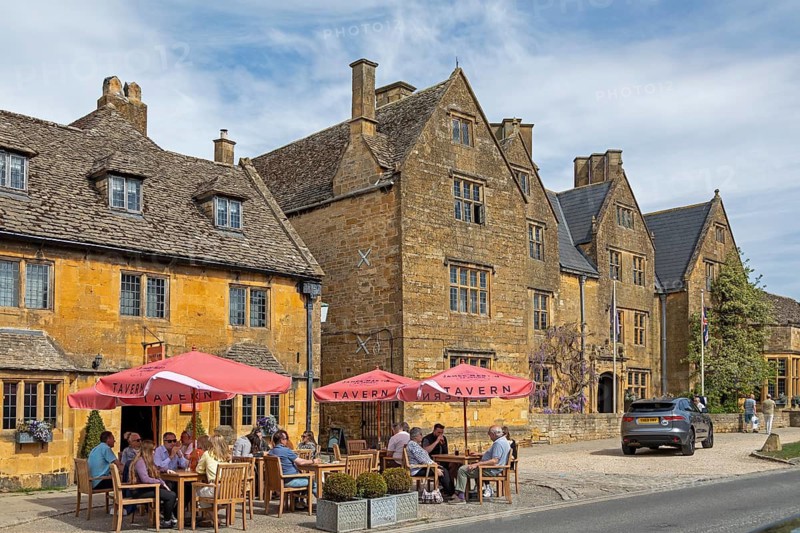 Honey-coloured houses, pavement café, High Street, Broadway, Worcestershire, The Cotswolds, England, Great Britain