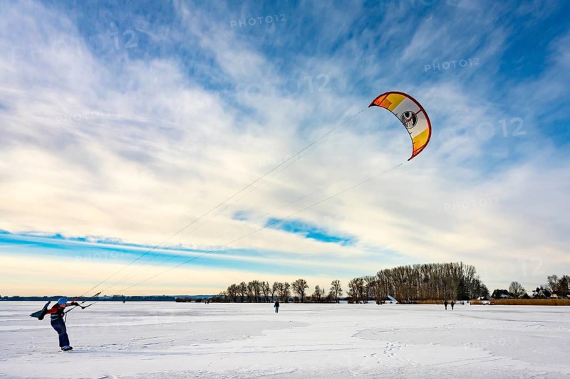 Skating on the ice of Lake Dümmer, ice skating on winter Dümmer, Eickhöpen, Lembruch, Lower Saxony, Germany