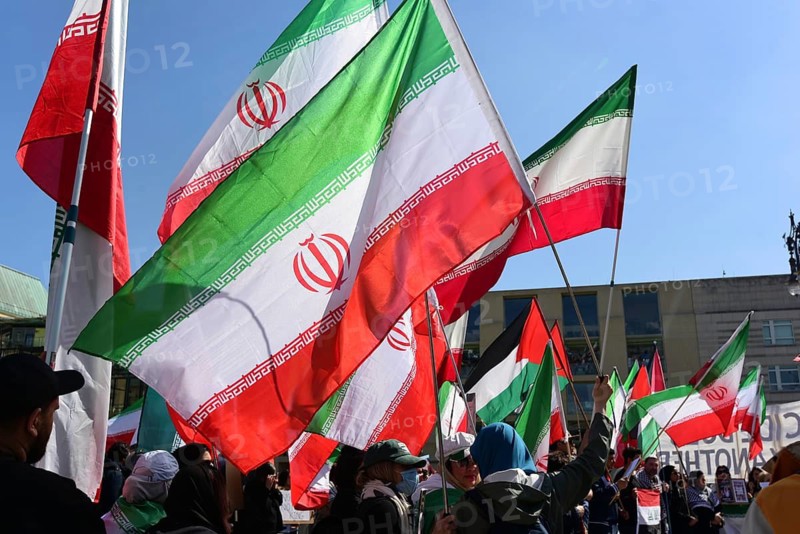 Opponents of Reza Pahlavi are protesting against Pahlavi's visit at Pariser Platz at the Brandenburg Gate. At the same time, supporters of Pahlavi gathered in front of the Reichstag