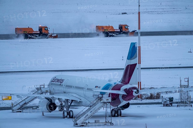The onset of winter in North Rhine-Westphalia, flight operations were maintained at Düsseldorf airport with great effort, taxiways, runway were freed from snow and ice with many clearing vehicles, aircraft were de-iced in front of takeoff, North Rhine-Westphalia, Germany