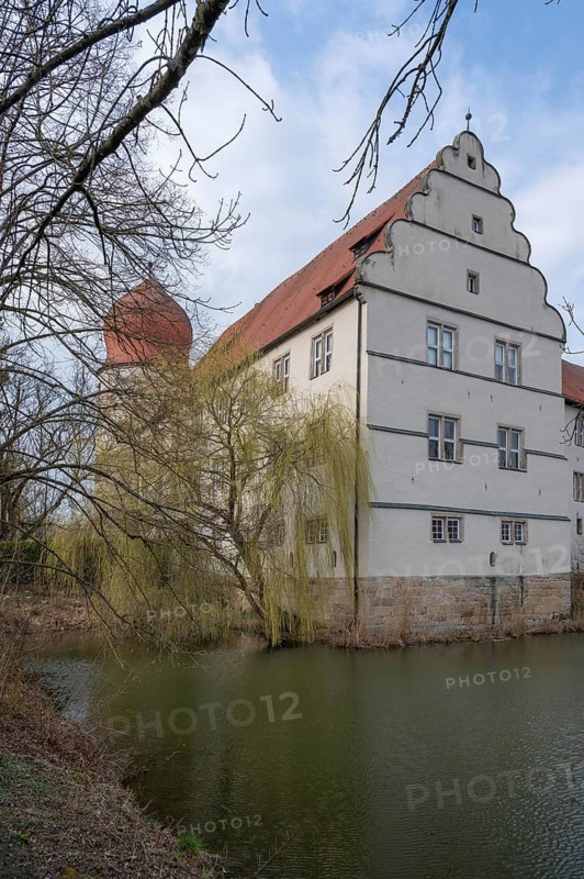 Moated castle, originally a manor house, converted into a Renaissance castle between 1612 and 1618, Neuhhaus, Middle Franconia, Bavaria, Germany