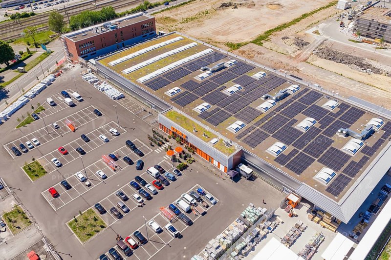 Complex with solar panels on the roof and a large parking lot, PV system at OBI Baumarkt, Mühlacker, Enzkreis, Germany