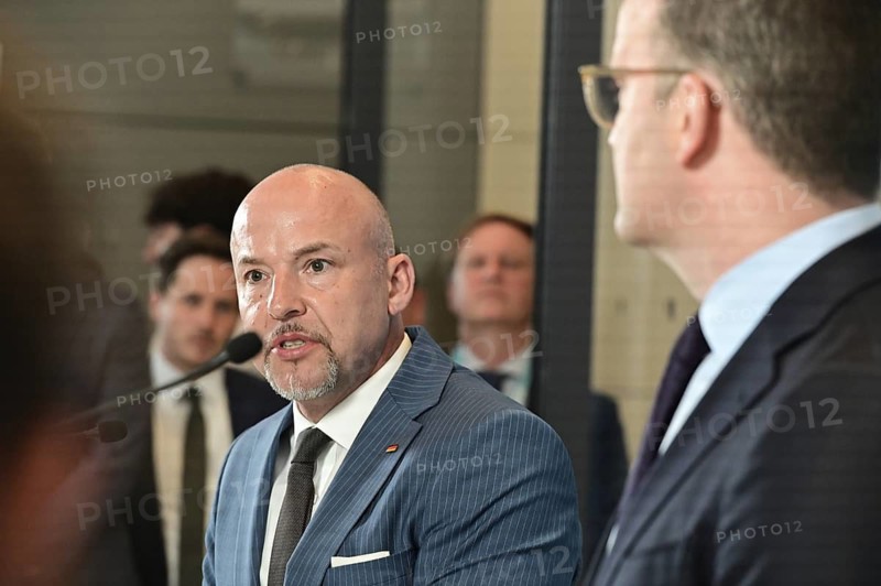 On the right, the chairman of the CDU/CSU parliamentary group, Jens Spahn (CDU), and his deputy Alexander Hoffmann (CSU) at the weekly press statement in front of the parliamentary group meeting room in the Reichstag. This time it was about the expert opinion on the purchase of masks, among other things