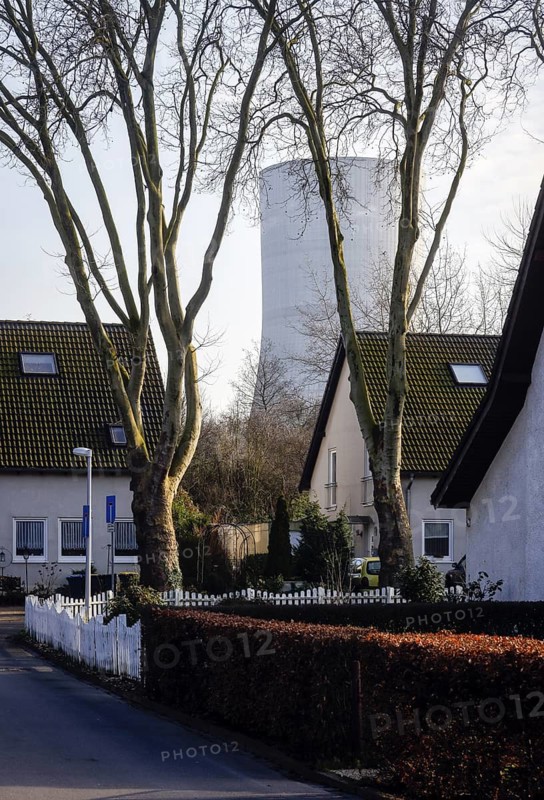 Residential buildings in the Meistersiedlung in front of the Datteln 4 power plant, Uniper coal-fired power plant, Datteln, Ruhr area, North Rhine-Westphalia, Germany