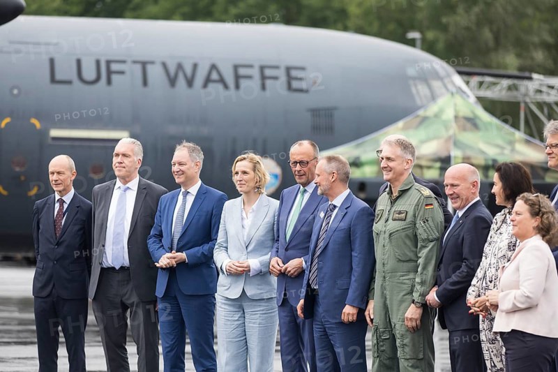 Friedrich Merz (Chancellor of the Federal Republic of Germany, CDU) together with Carsten Spohr, Michael Schöllhorn, Dietmar Woidke, Holger Neumann, Kai Wegner, Dorothee Bär, Patrick Schnieder, and others, in front of an Air Force aircraft during a tour of the ILA (International Aerospace Exhibition) on 10 June 2026 at the Berlin-Schönefeld Exhibition Grounds