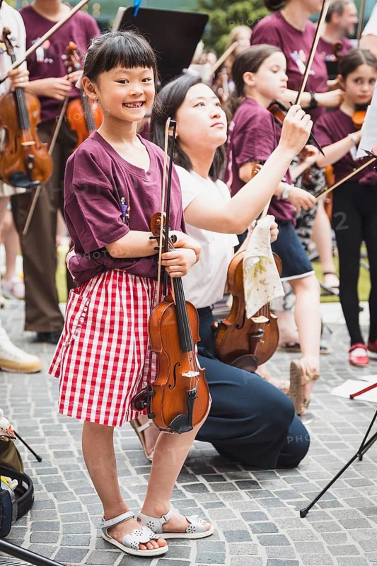Seven-year-old Chizuru Kujime will be performing with a ‘Symphonic Mob' organised by the German Symphony Orchestra (DSO) under the baton of its future principal conductor, Kazuki Yamada, on 20 June 2026. Professional and amateur musicians performed works by Brahms, Mozart, Haydn and Bizet together at the former Sony Centre in Berlin's Potsdamer Platz