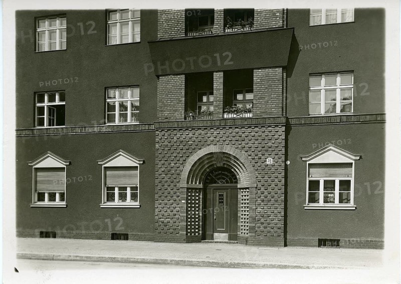 Berlin, Moabit, Agricolastr., residential building, modern architecture, new building, classic building façade with symmetrical entrance and brown brick windows, John, 1929