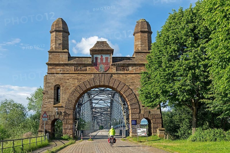 Cyclist, cycle path, Old Harburg Elbe Bridge, Harburg, Hamburg, Germany