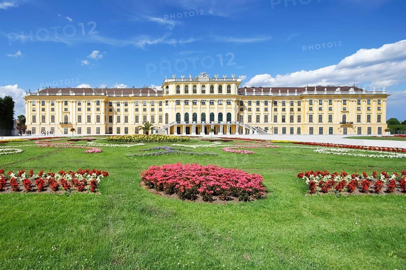Palace park, flower garden, Schönbrunn Palace, former summer residence of the Habsburgs, Baroque, three-wing complex, built 1695-1743, UNESCO World Heritage Site, Hietzing 13th District, Vienna, Austria
