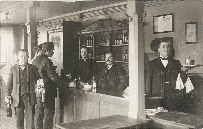 Lithuania, pub, bar, bar, beer drinking, bar, men in historic clothes standing at a bar with bottles in the background, photo M. Buck, 1916