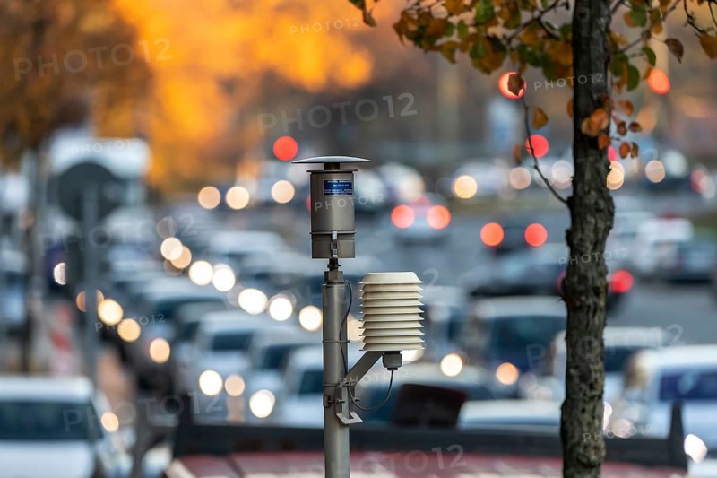 The Gladbecker Straße in Essen, B224, inner-city street in Essen heavily polluted by air pollution, part of a possible diesel driving ban zone in Essen, air measuring station, of the LANUV, State Office for Nature Environment and Consumer Protection North Rhine-Westphalia