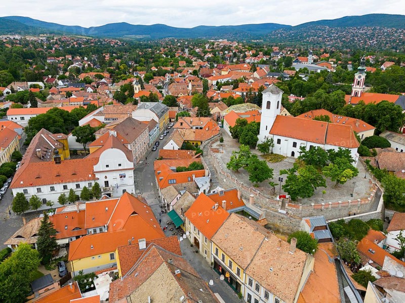 View of a historic town with church and city wall, surrounded by green nature and red roofs, aerial view, Town Hall and Parish Church of St. John the Baptist, Castle Church, Szentendre, Sankt Andrä, Danube River, Pest County, Central Hungary Region, Hungary