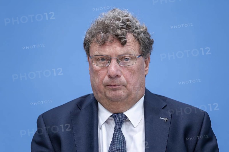 Dr Heinz-Willy Heynckes, Senior Official at the Federal Police Commissioner to the German Bundestag, recorded during the presentation of the Police Commissioner's report at the Federal Press Conference in Berlin, 27.06.2024