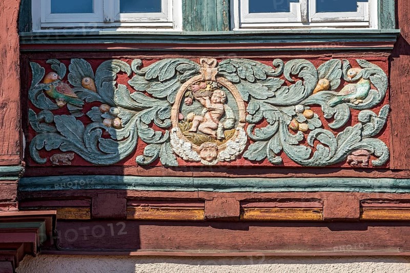 Colourfully painted carvings, medallion with putti, paradise, floral ornaments, half-timbered house of Georg Karl Happel, Gasthaus Zum Goldenen Löwen, market square, historic old town, Butzbach, Wetterau, Hesse, Germany
