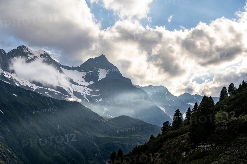Mountain landscape with mountain peak Großer Greiner and Talggenköpfe, Berliner Hütte, Berliner Höhenweg, Zillertal Alps, Tyrol, Austria