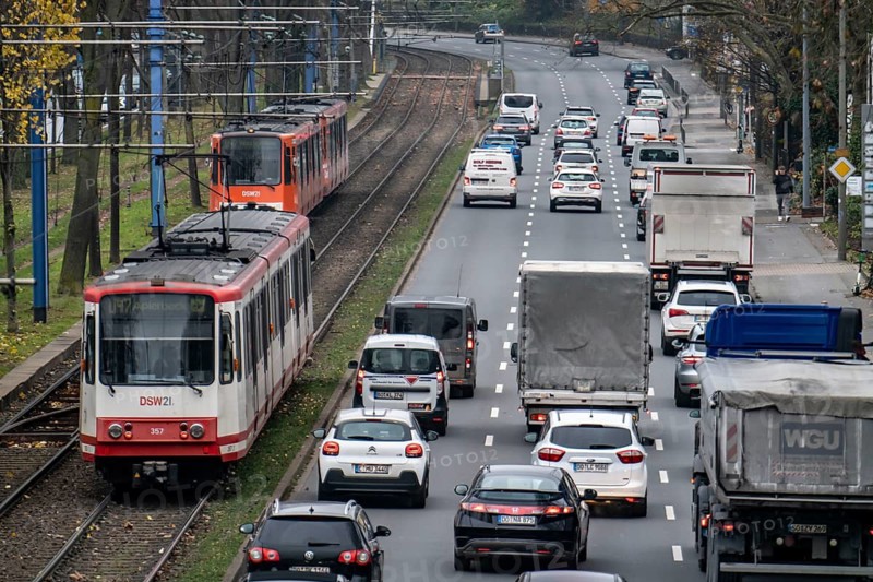 City centre traffic, 3-lane Westfalendamm, federal road B1, heavy traffic, tram line runs parallel, public transport, North Rhine-Westphalia, Germany, Dortmund