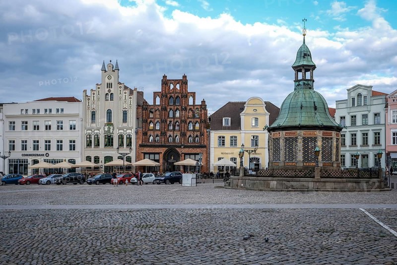 Wismar, Mecklenburg-Western Pomerania, Germany, city view, renovated old town Wismar, renovated houses, renovated facades at the market, in the centre the famous late Gothic brick house Alter Schwede, on the right the water art, the fountain house