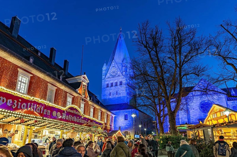 Christmas market and St. Patrokli Cathedral in Soest at dusk, North Rhine-Westphalia, Germany