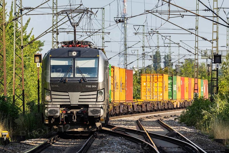 Freight train with freight containers on the Schusterbahn, a bypass of Stuttgart Central Station. The route is primarily used by freight trains. Stuttgart, Baden-Württemberg, Germany