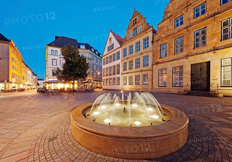 Old market with fountain and town houses in the evening, Bielefeld, East Westphalia-Lippe, North Rhine-Westphalia, Germany