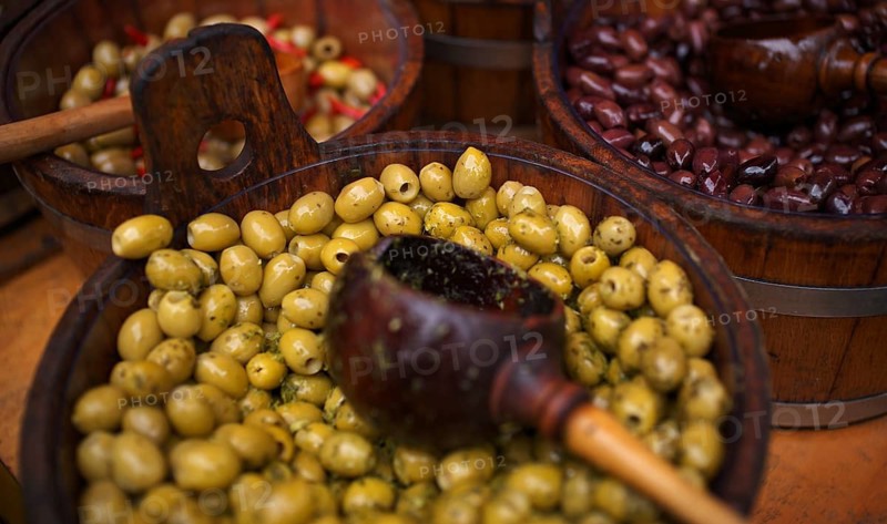 Olives at a market stall, market, Portobello Road Market, Notting Hill, Kensington, Food, London, Great Britain, Great Britain