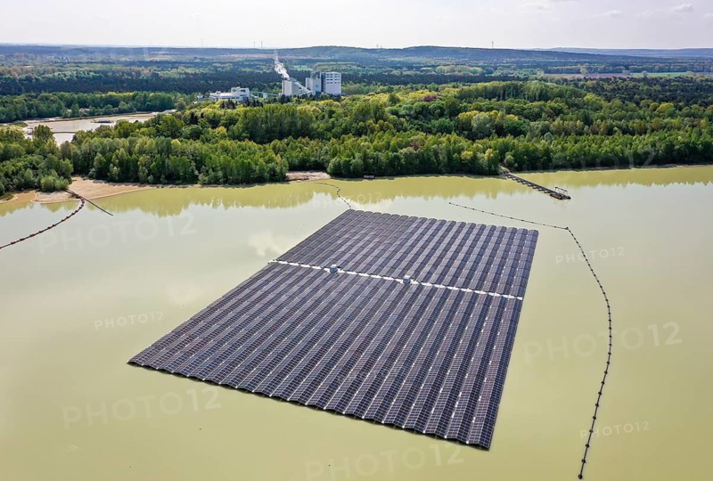 Haltern am See, North Rhine-Westphalia, Germany, Germany's largest floating solar park. 5, 800 photovoltaic elements produce 3 million kilowatt hours of electricity from solar energy every year. The plant from the energy company Baywa RE will save around 1, 100 tonnes of climate-damaging CO2 every year. Quarzwerke Haltern uses 75% of the green electricity itself. 25% will be fed into the public grid. The freely financed project does not require EEG subsidies