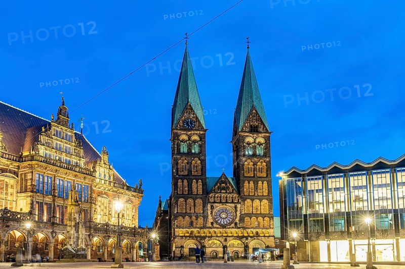 Bremen market square with the town hall, Bremen Cathedral and the House of Parliament on the market square at dusk, Free Hanseatic City of Bremen, Germany
