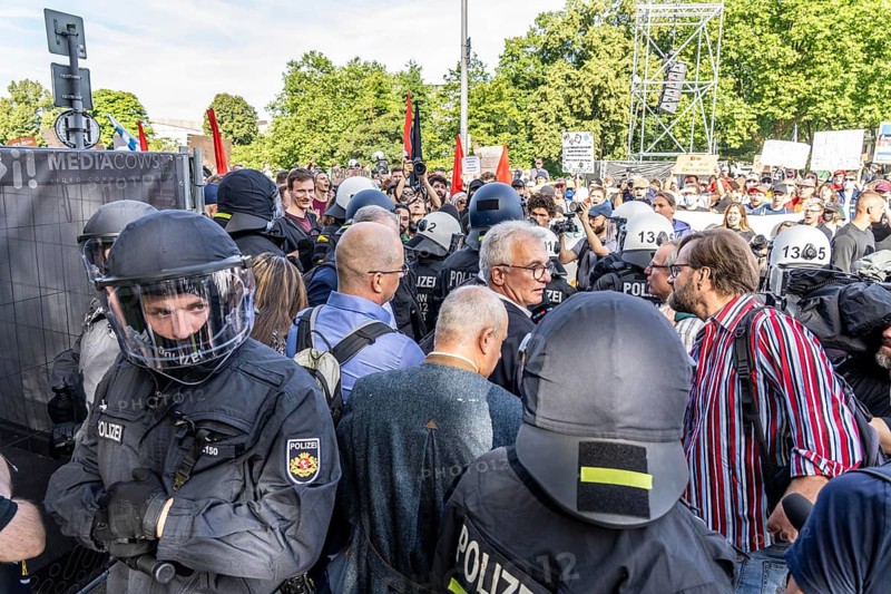 Riots in the run-up to the AFD party conference in Essen, demonstrators try to prevent AFD delegates from entering the Grugahalle, they are led through the demonstrators by a massive police contingent, there were many scuffles, Essen, North Rhine-Westphalia, Germany