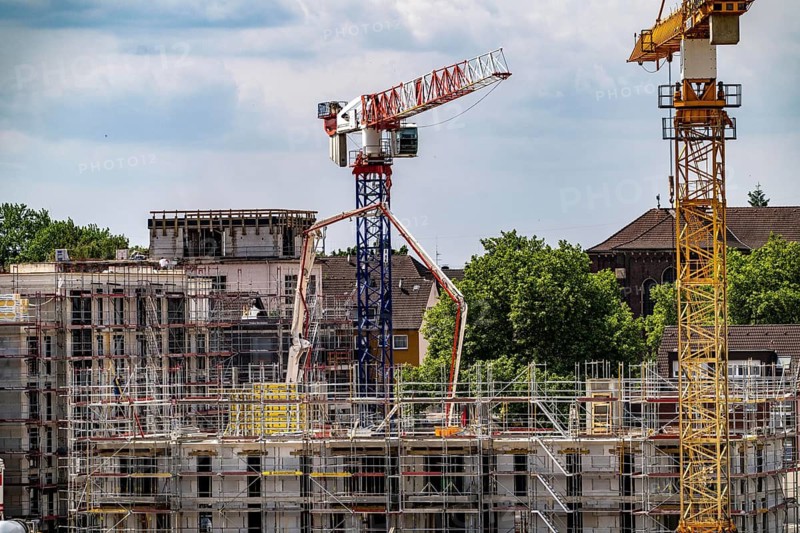 Construction site in Essen-Altendorf, construction of 90 rental flats in 4 buildings, later 550 new flats are to be created on the site, part of the construction project Wohnen am Krupp-Park, of the Thelen Group, North Rhine-Westphalia, Germany