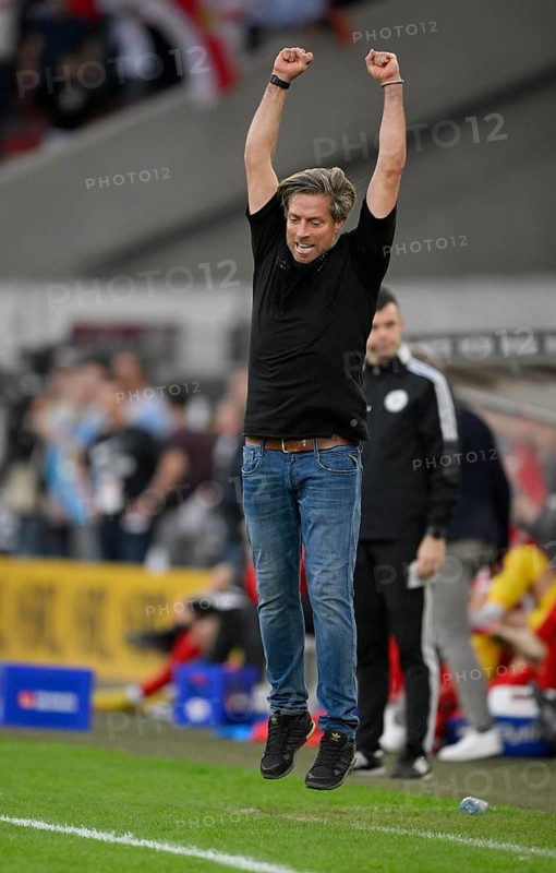 Cheering Coach Michael Wimmer VfB Stuttgart, Mercedes-Benz Arena, Stuttgart, Baden-Württemberg, Germany