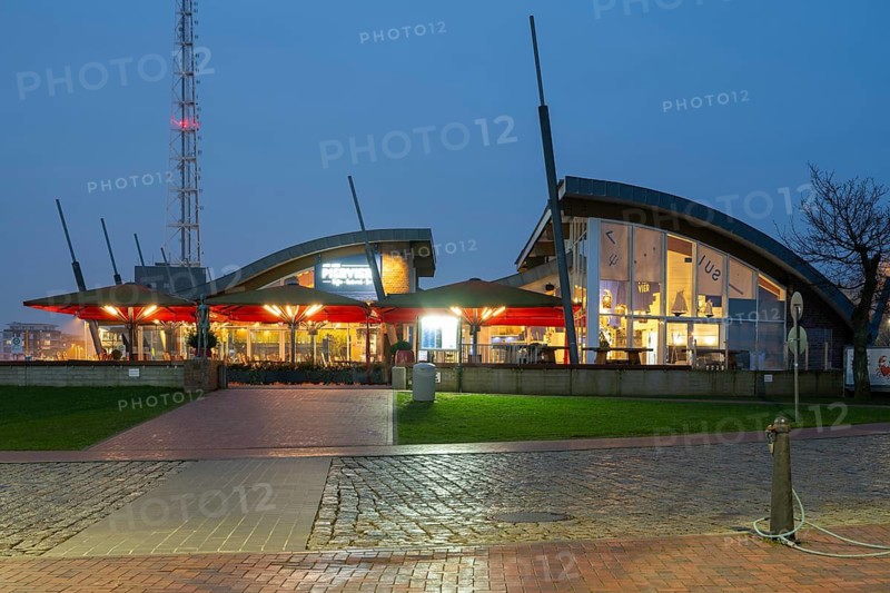 Illuminated restaurant, Blue Hour, Alte Liebe, Am Alten Hafen, Cuxhaven, Lower Saxony, Germany