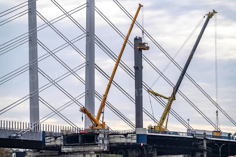 Dismantling of the old motorway bridge Neuenkamp, the A40, dismantling of the last bridge pier, next to it the first part of the new Rhine bridge, the second part is to be completed in 2026, Duisburg, North Rhine-Westphalia, Germany