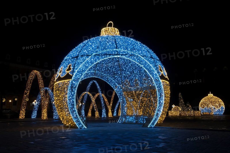 Walk-in illuminated globe, illuminated arch, cathedral square, world of lights, Magdeburg, most extensive Christmas and winter lighting in Central Germany, Saxony-Anhalt, Germany