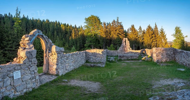 Ruins of the Church of St Nicholas under Krudum in the Imperial Forest in the evening light, Kostel sv. Mikuláše pod Krudumem, Slavkovský les, Karlovy Vary, Karlovy Vary, Bohemia, West Bohemia, West Bohemian Spa Triangle, Karlovy Vary Region, Karlovarský kraj, Czech Republic, Ceská Republika