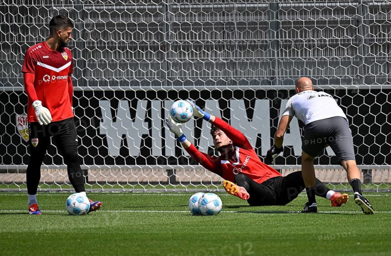 Goalkeeper Fabian Bredlow VfB Stuttgart (01) Goalkeeper Stefan Drljaca VfB Stuttgart (21) Action with goalkeeping coach Steffen Krebs VfB Stuttgart, training VfB Stuttgart, Robert-Schlienz-Stadion, Stuttgart, Baden-Württemberg, Germany