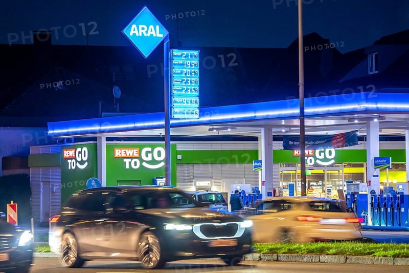 Gas station, high fuel prices due to the war in the Middle East, display board, Aral gas station, Alfredstraße, B224, in Essen, North Rhine-Westphalia, Germany