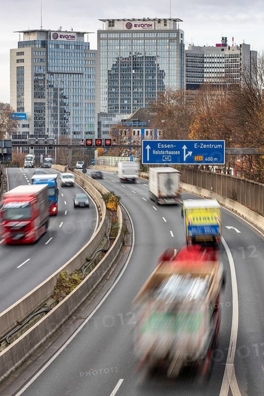 Motorway A40, Ruhrschnellweg, skyline of the city centre of Essen, this area would also be affected by a diesel driving ban, Essen, North Rhine-Westphalia, Germany