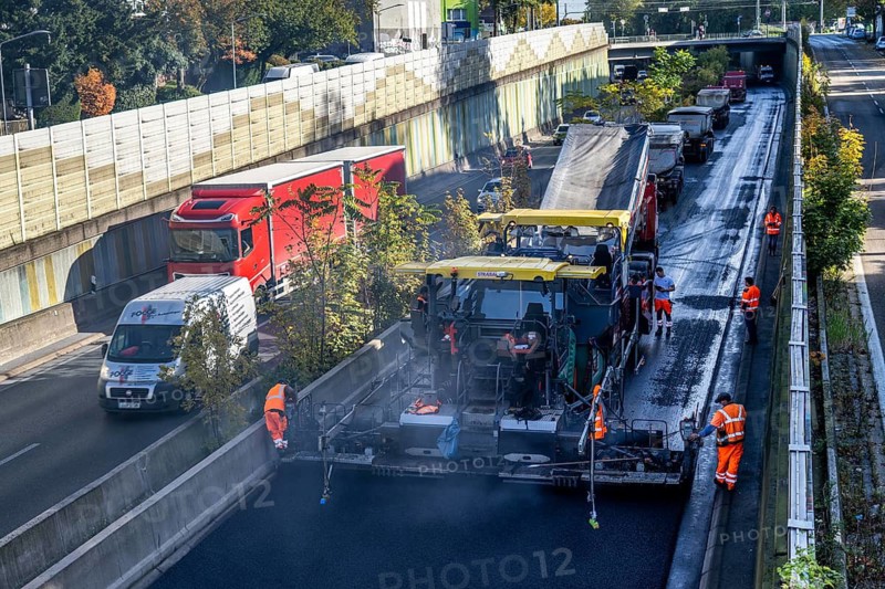 New whisper asphalt surface for the A40 motorway, in the city of Essen, direction Dortmund, 95, 000 square metres of porous asphalt will be laid over a distance of around 6 km, the motorway will be closed for 1 week, North Rhine-Westphalia, Germany