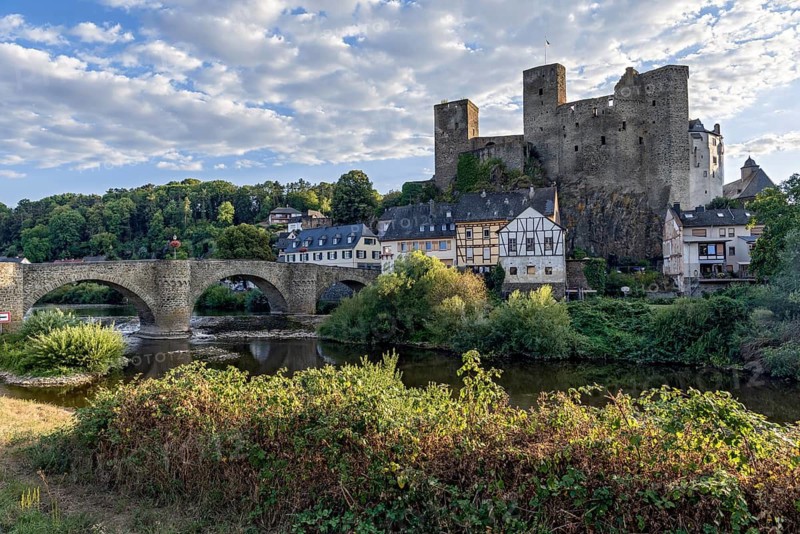 Old Lahn Bridge, Runkel Castle, hilltop castle from the high Middle Ages, ruins, Protestant church, historic old town, Romanesque bridge, River Lahn, Runkel an der Lahn, Limburg-Weilburg, Hesse, Germany
