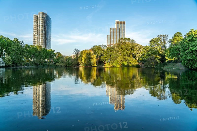 Schwanenspiegel pond, Gap 15 office building and LVA main building, state capital Düsseldorf, North Rhine-Westphalia, Germany