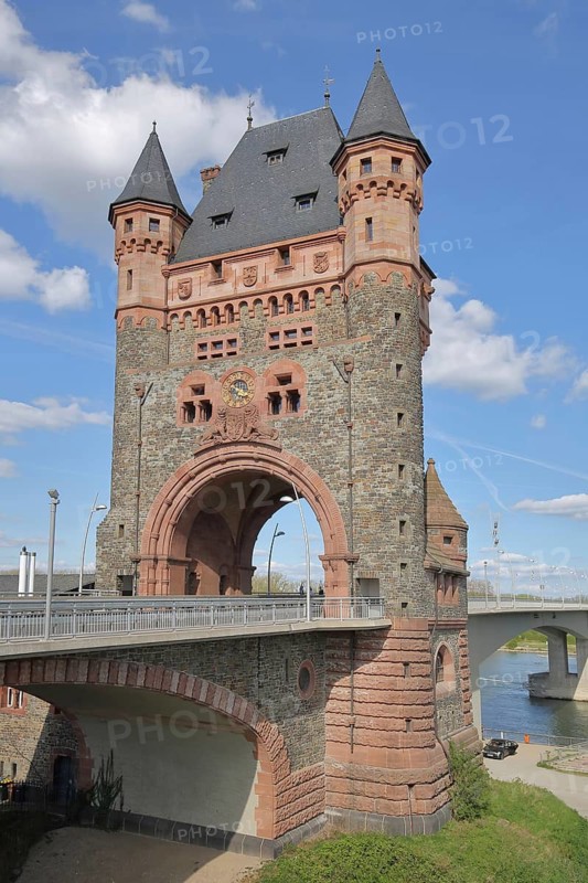 Nibelungen Tower built in 1900 across the Rhine, Nibelungen Bridge, gatehouse, landmark, Worms, Rhineland-Palatinate, Germany