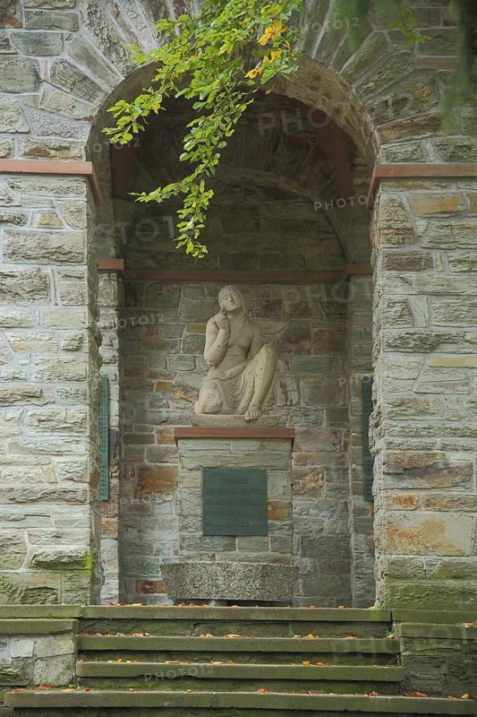 Mourners sculpture by Carl Wilhelm Bierbrauer 1921, stone sculpture, modern art, symbol, mourning, death, suffering, cemetery, Medenbach, Wiesbaden, Taunus, Hesse, Germany