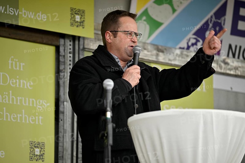 Rally with Jürgen Maurer, Chairman of the Schwäbisch Hall-Hohenlohe-Rems LBV farmers' association, microphone, gesture, farmers' protest, Stuttgart, Baden-Württemberg, Germany