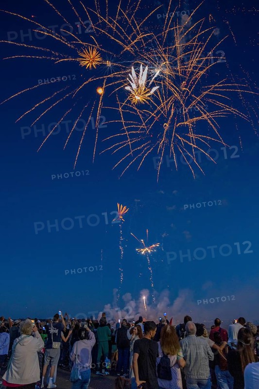 Closing fireworks, kite festival 2024, festival of giant kites, Stadt und Land, Tempelhofer Feld, Berlin, Germany, 21.09.2024 < english> Kite Festival 2024, festival of giant kites, September 21, 2024