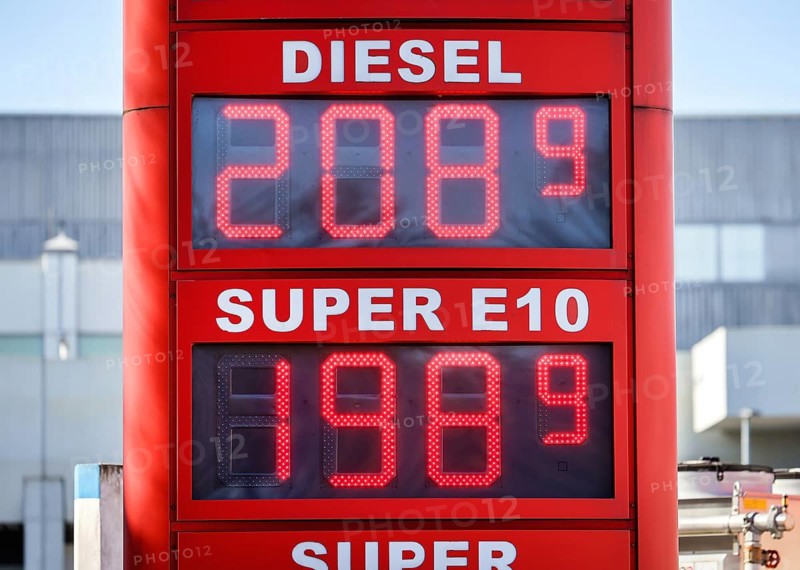 Mülheim, North Rhine-Westphalia, Germany, petrol station demands maximum prices for petrol. Diesel is sold for 2.08 euros per litre and is more expensive than Super E10. Due to the Russian war in the Ukraine, petrol prices in Germany continue to rise