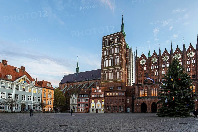 Stralsund medieval town hall, display façade at the Old Market Square, to the left the St. Nicholas Church Hanseatic City of Stralsund, Vorpommern-Rügen district, Mecklenburg-Western Pomerania, Germany