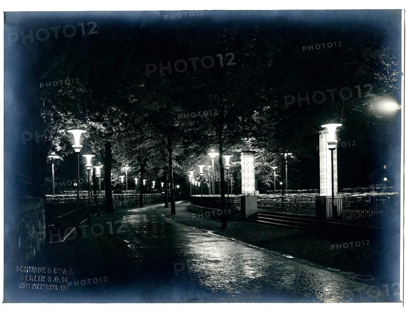 Tiergarten Park, near Zoological Garden, modern lighting, night, Illuminated avenue with street lamps along a path at night, around 1930, Blume Bronce Bau