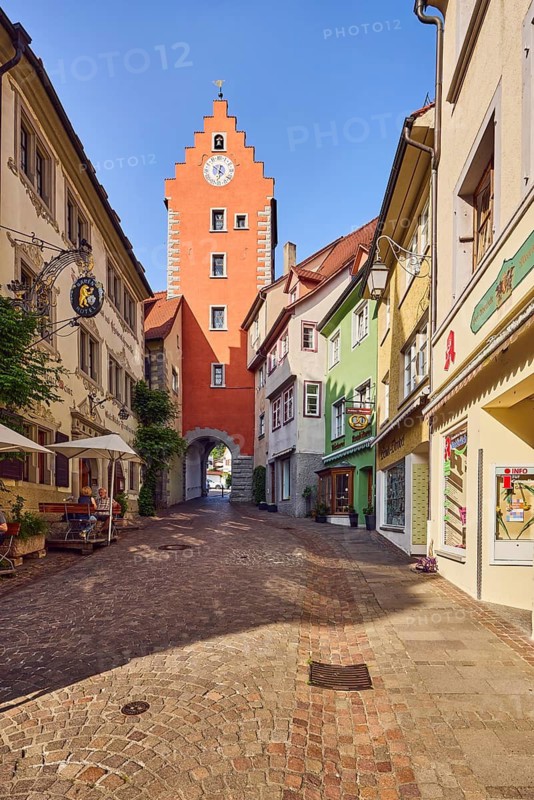 City gate to the Upper Town, historic residential buildings and commercial buildings, street made of paving stones, blue sky, cloudless, market square, Meersburg, Lake Constance, Lake Constance district, Baden-Württemberg, Germany