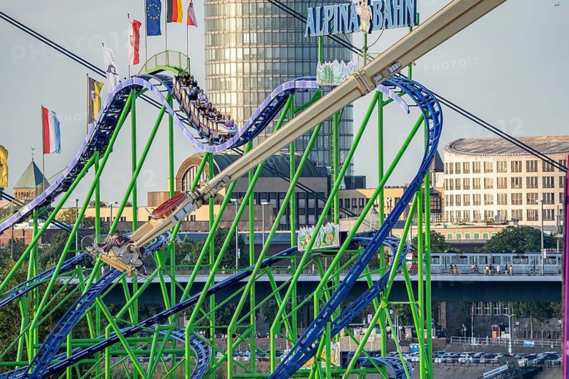 Rheinkirmes in den Rheinwiesen in Düsseldorf-Oberkassel, Achterbahn Alpina Bahn, Hochfahrgeschäft Gladiator Karussell, North Rhine-Westphalia, Germany